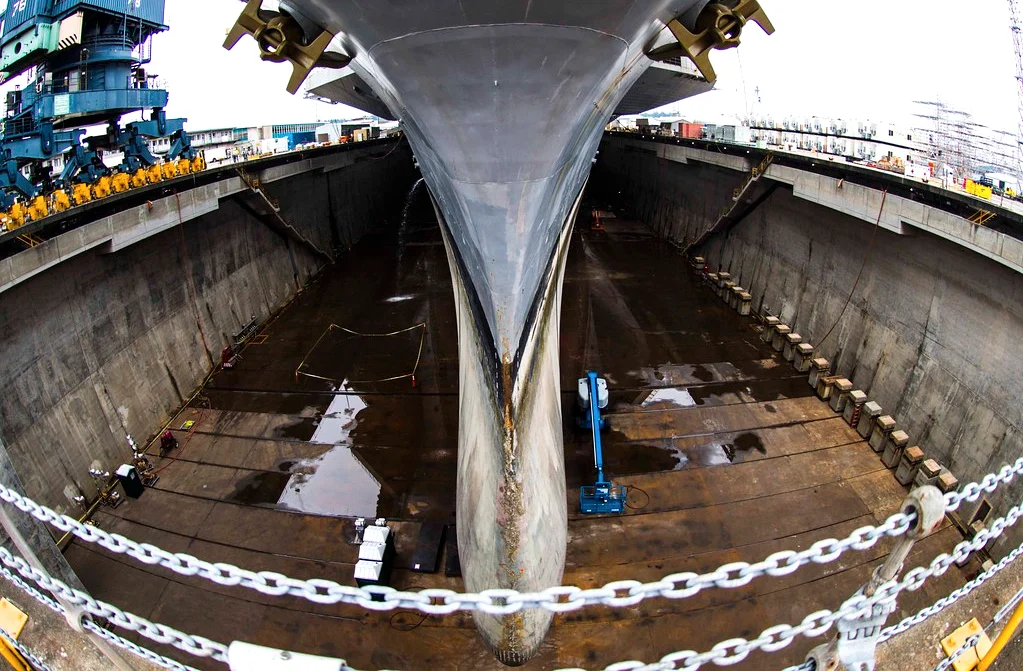 Scafo di una nave nel bacino di carenaggio di un cantiere navale